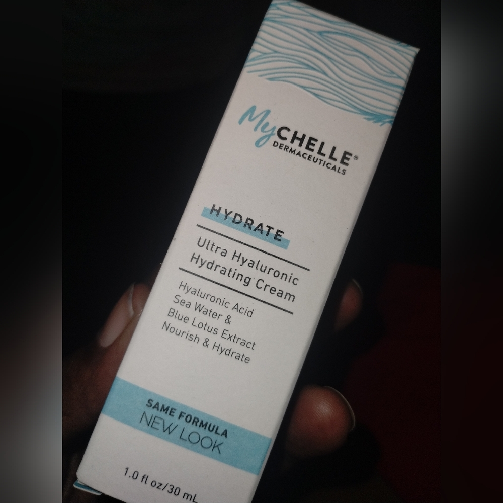 Ultra Hyaluronic Hydrating Cream - Blue and White
